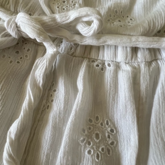 American Eagle eyelet strapless romper. Size medium. Runs BIG - Picture 3 of 3